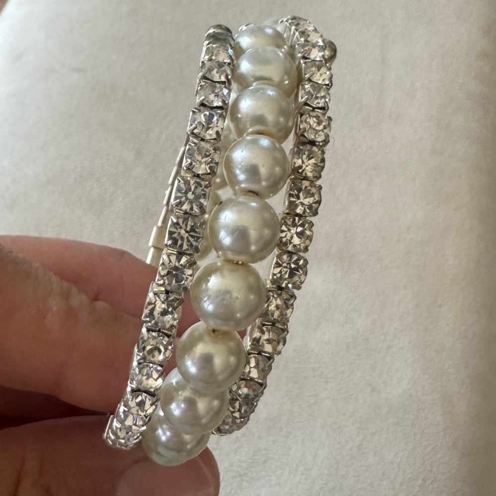 Elegant Pearl and Crystal Bracelet